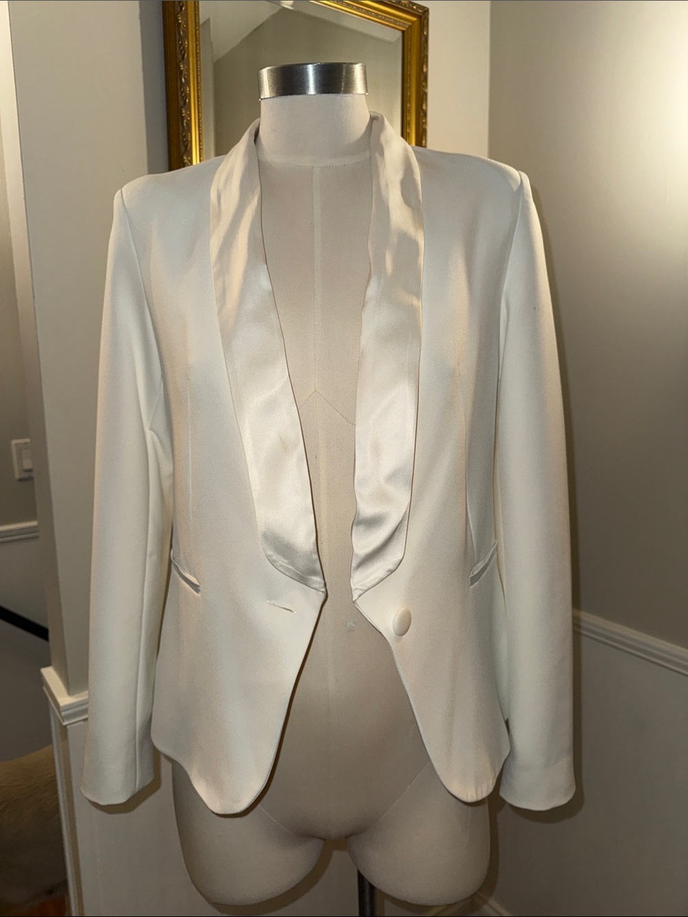 Karina Grimaldi White Satin-Trim Shawl Collar Blazer. Size small.